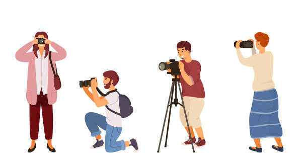 ilustrações, clipart, desenhos animados e ícones de ilustração de homens e mulheres segurando uma câmera em várias poses. fotógrafos vetores definidos. isolado em fundo branco. - photographer camera tripod paparazzi photographer