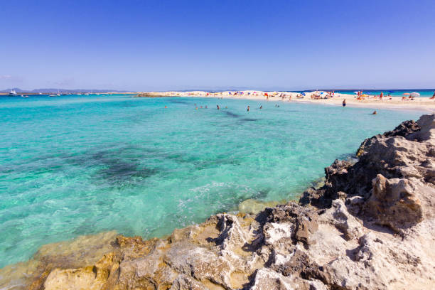 praia de ses illetes em formentera (espanha) - illetes - fotografias e filmes do acervo