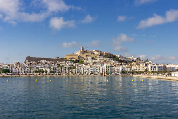 hauptstadt ibiza von einem boot (spanien) - ibiza town stock-fotos und bilder