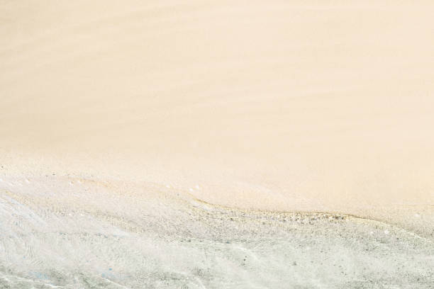 widok z góry i z lotu ptaka na tropikalną piaszczystą plażę z morzem. wybrzeże oceanu. zdjęcie drona. tło - luxary zdjęcia i obrazy z banku zdjęć