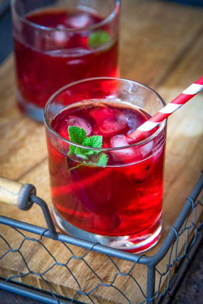 cocktail di ciliegie con menta su un vassoio di legno. visualizzazione dall'alto - cranberry juice foto e immagini stock
