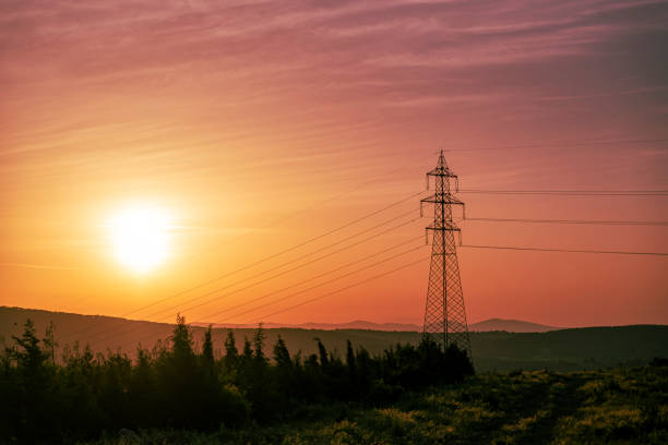 154 000 вольт линии электропередачи - power supply single line in a row sending стоковые фото и изображения