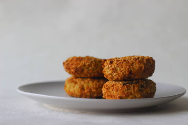 luft gebratene chicken cutlets. eine flache krokette aus hackfleisch, das mit brotkrümeln bedeckt und in einer luftfritteuse gebraten wird. - fish cutlet stock-fotos und bilder