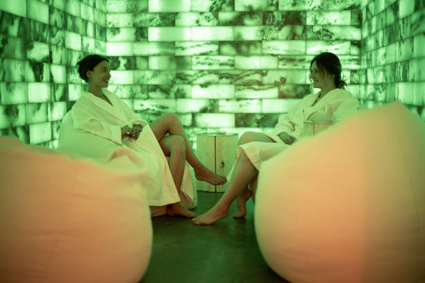 due donne in accappatoio sedute e rilassanti in sala sale - salt room foto e immagini stock