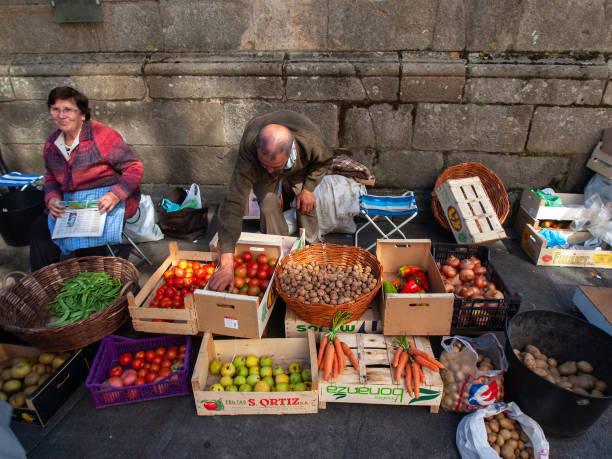 marché populaire des fruits et légumes - market stall spain fruit trading photos et images de collection