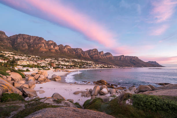 sonnenuntergang über camps bay beach in kapstadt, südafrika - nationalpark table mountain stock-fotos und bilder