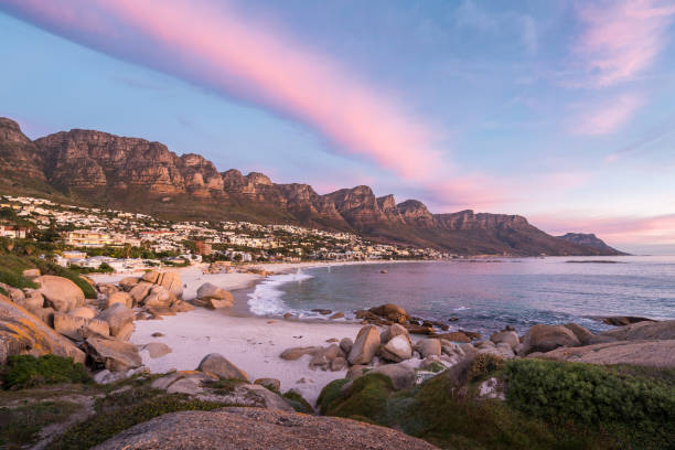 南アフリカケープタウンのキャンプズベイビーチの夕日 - ケープタウン ストックフォトと画像