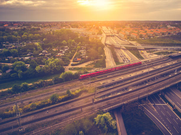 pendeln sie mit der eletric s-bahn - öresundregion stock-fotos und bilder