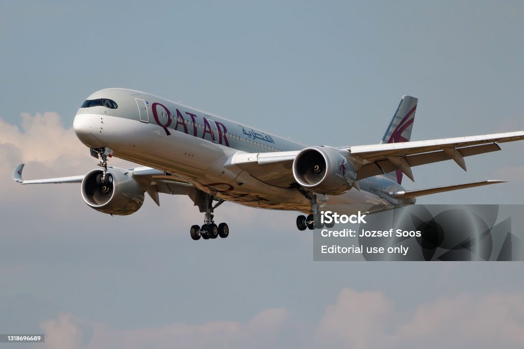 Qatar Airways Airbus A350-900 A7-ALS yolcu uçağı Londra Heathrow Havalimanı'na indi - Royalty-free Qatar Airways Stok görsel
