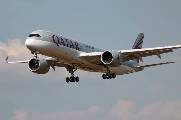 卡達航空公司空客a350-900 a7-als客機在倫敦希思羅機場降落 - qatar airways 個照片及圖片檔