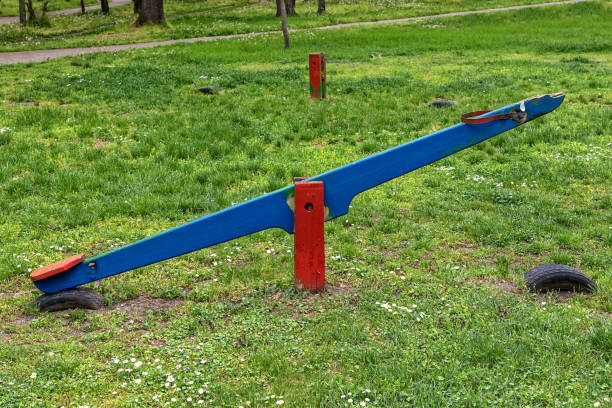 tótter teeter de madera en parque público - totter fotografías e imágenes de stock