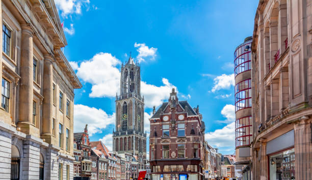 de toren van dom en oude stadsarchitectuur in utrecht, nederland - utrecht stockfoto's en -beelden