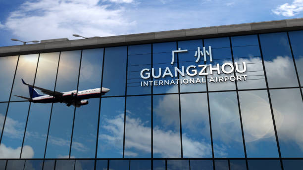 flugzeuglandung auf guangzhou china flughafen gespiegelt in terminal - guangzhou stock-fotos und bilder