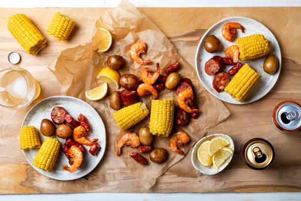 niski kraj domowej roboty tradycyjne southern us shrimp boil z kiełbasą, ziemniakami i kukurydzą - wrzący zdjęcia i obrazy z banku zdjęć