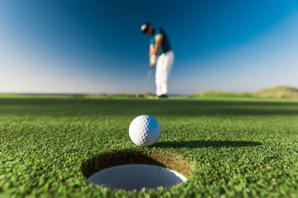 成功したストロークを作るゴルフ選手 - リンクスゴルフ - sports flag flag shadow golf flag ストックフォトと画像