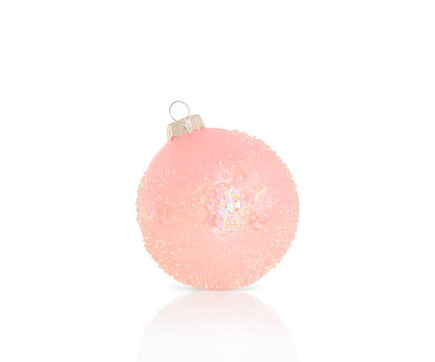 décoration de noël, boule rose, isolée sur un fond blanc, ombre et réflexion de l’objet. maquette pour le design. - printers ornament photos et images de collection