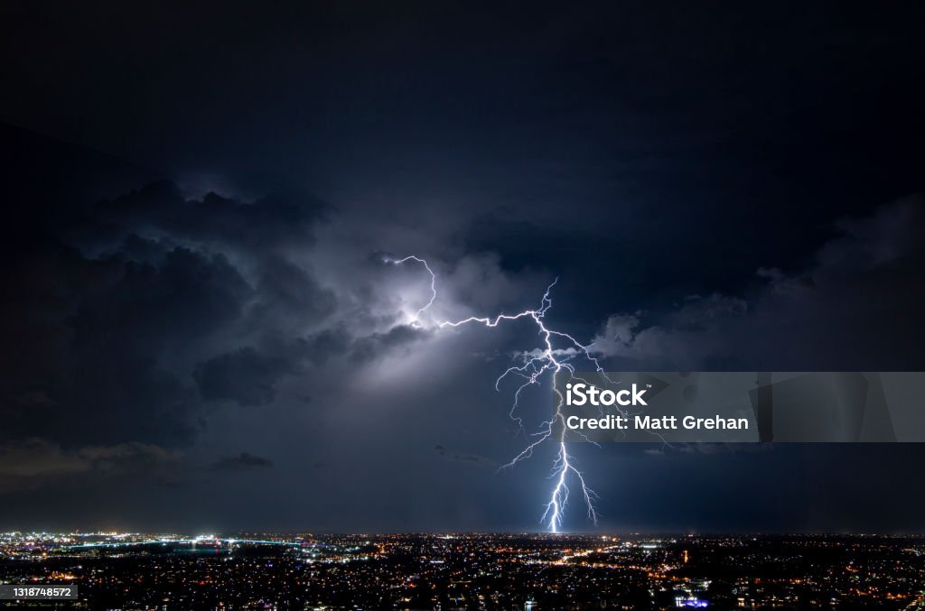 Caída masiva de un rayo sobre las luces de los suburbios de Brisbane City - Foto de stock de Relámpagos libre de derechos