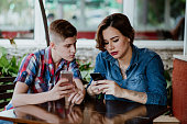 young-adults-lifestyle-mit-dem-handy.jpg?b=1&s=170x170&k=20&c=gH9KFJMVvPkyiInVUTx49Xjk_Xx6r1ueA9_qfBca810=