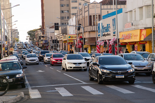 Intense vehicular traffic on Avenida Vicente Machado, the main shopping street in Ponta Grossa, Paraná city
