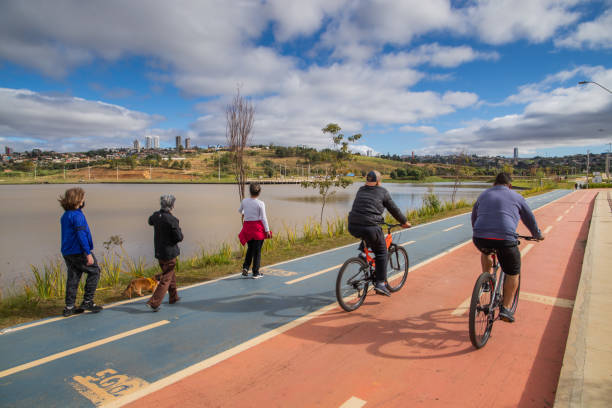 People in hiking and cycling trail in Parque Lago de Olarias in the city of Ponta Grossa, on Sunday morning.
