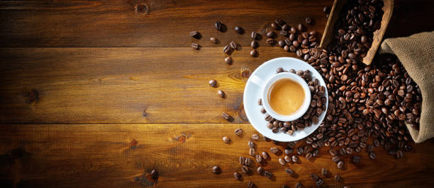 에스프레소 커피와 커피 콩나무 배경에 스쿱과 황마 자루, 상단 보기, 텍스트 공간. - caffeine free 뉴스 사진 이미지