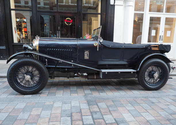 1929 Bentley 4 1/2 Litre vintage car in London London, Uk - Circa June 2018: 1929 Bentley 4 1/2 Litre vintage car in Covent Garden 1920 1929 stock pictures, royalty-free photos & images