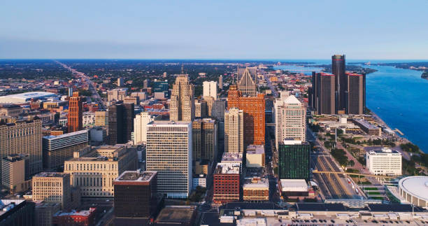 atardecer aéreo del horizonte del centro de detroit michigan - detroit fotografías e imágenes de stock
