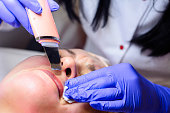 die-kosmetikerin-spendet-ultraschall-mit-mikrovibrationen-und-entfernt-das-gesicht-und.jpg?b=1&s=170x170&k=20&c=l7_7Am-uNHt6jvHcnJnC2Jsc5l1fQckFrIbYfXbpnSw=