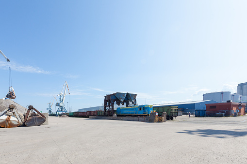 Loading and unloading of vessels on industrial terminal