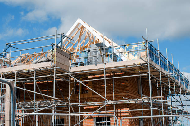 주택 개발 건설 현장에 스캐폴드 시스템으로 만든 로딩 플랫��폼 - uk scaffolding construction building activity 뉴스 사진 이미지
