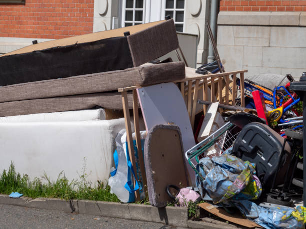 istock Clearing out bulky waste from an apartment 1318804891