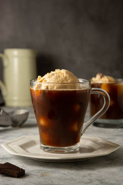 lody z kawą w szklanej filiżance. kawa affogato pić. - drink cold gourmet dessert zdjęcia i obrazy z banku zdjęć