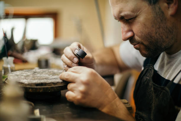 fabrication de bijoux - diamond jeweller jewelry examining photos et images de collection