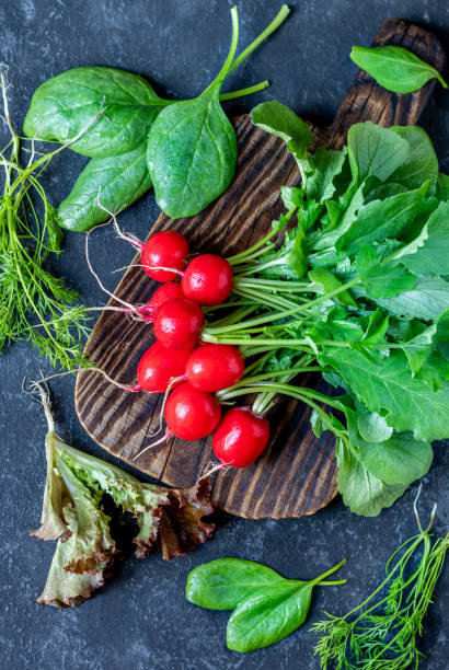 свежие продукты с фермерского рынка, овощи на столе. - radish bunch red vegetable стоковые фото и изображения