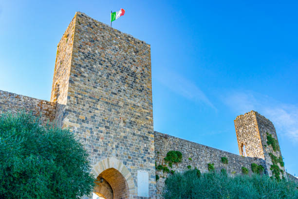 entrée principale au mur du village médiéval de monteriggioni en toscane, italie. - monteriggioni tuscany chianti region fort photos et images de collection