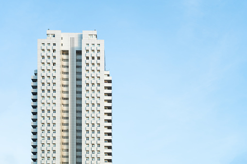 Rascacielos moderno blanco simetría perfecta con cielo azul y espacio de copia photo