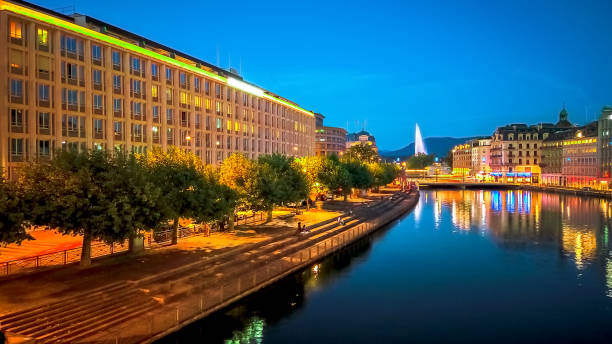 skyline di ginevra sul lago fluviale - geneva switzerland night city foto e immagini stock