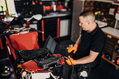 mechaniker-macht-motorrad-diagnose.jpg?b=1&s=170x170&k=20&c=6BG_Q3EBxL_GEKVtnQGmJKOvHE0rmrYRYHCNfHDE_hE=