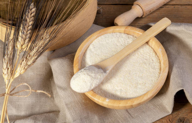 farina di grano duro integrale in ciotola di legno - whole wheat flour foto e immagini stock