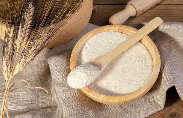 나무 그릇에 통밀 듀룸 가루 - whole wheat flour 뉴스 사진 이미지