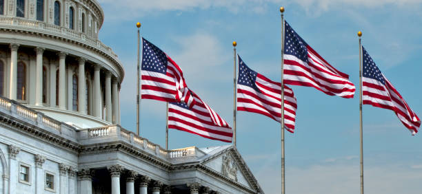 politique américaine - amérique - federal building government washington dc flag photos et images de collection