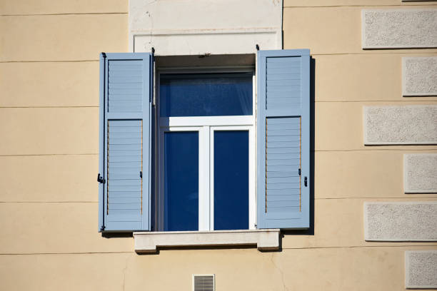 ventana italiana en la fachada de la pared de color beige brillante con persianas abiertas de madera gris-azul - wood shutter rusty rust fotografías e imágenes de stock