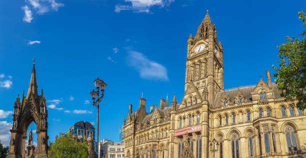曼徹斯特市政廳在一個美麗的夏日 - manchester united 個照片及圖片檔