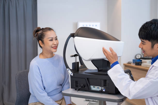 doctor using penlight and optometry frame equipment and do subjective refraction to  examine eye visual system of elder patient women with professional machine before made glasses. - penlight imagens e fotografias de stock