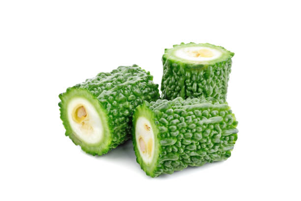 gourde amère fraîche d’isolement sur le blanc - cucumber vegetable close up fruit photos et images de collection