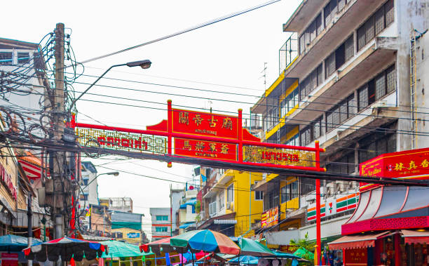 colorato china town vecchio mercato shopping street ingresso pieno di negozi di alimentari e persone bangkok thailandia. - photography metal traditional culture full foto e immagini stock