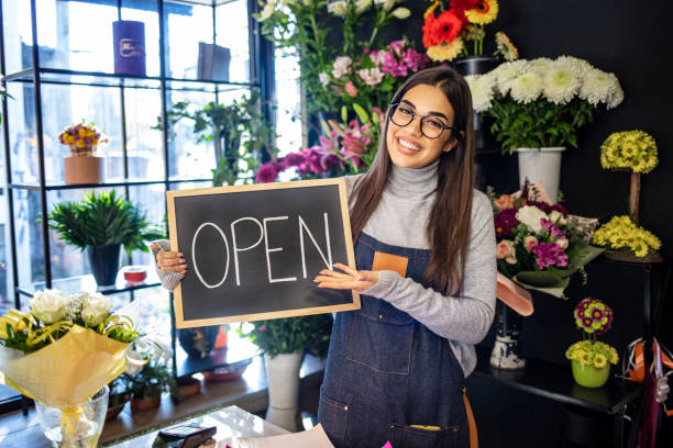 открытие бизнеса. - owner florist sign business стоковые фото и изображения