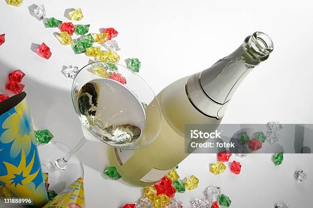 Шампанское И Бокал — стоковые фотографии и другие картинки Алкоголь - напиток - Алкоголь - напиток, Бутылка, Веселье
