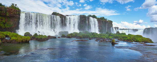 cascadas de iguaz�ú en argentina, vista desde la boca del diablo. vista panorámica de muchas majestuosas cascadas de agua potentes con niebla y salpicaduras. imagen panorámica de la ribera del iguazú, valle del río desde arriba - europe high angle view waterfall water fotografías e imágenes de stock