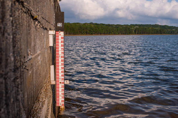 Level meter of a dam / water reservoir Low level of a water reservoir in São Paulo, Brazil - Pedro Beicht Dam reservoir photos stock pictures, royalty-free photos & images